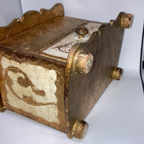 Vintage venetian style giltwood Jewelry box 7 x 4.5 x 5” blue velvet lining - Picture 4 of 6